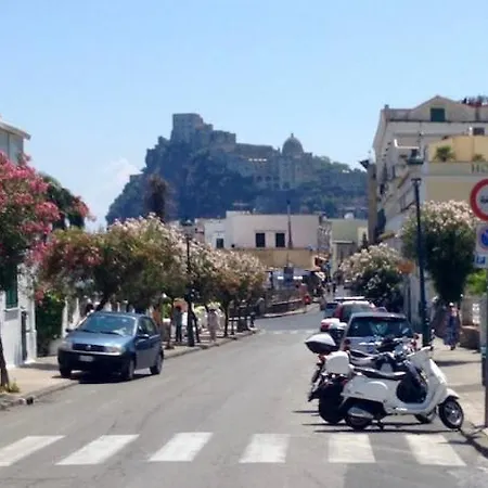 Casa Di Claudio, Spazioso Con 3 E Terrazza Panoramica Nel Centro Di Appartamento Ischia